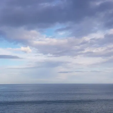 Increibles Vistas Al Mar, Montana, Con A-a, Piscina, Parking, Calefaccion- Galardon Excelencia 2024-2025 Апартаменты *